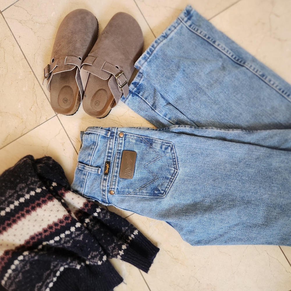 Wrangler Blue Jeans Womens Size 27x32